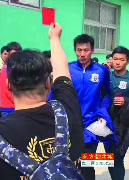 我说什么，你做什么，否则的话，当心我把你的屎打出来。
